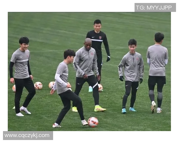 足球巨星赛场模仿黑豹霸气姿态引爆全场掌声与热烈讨论